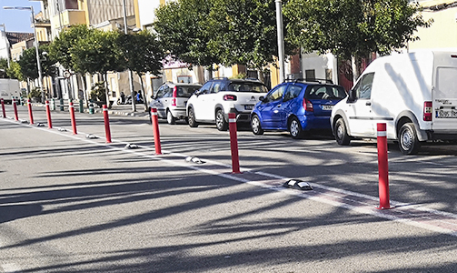 pilones amb placa instal·lades pilones amb placa instal·lades