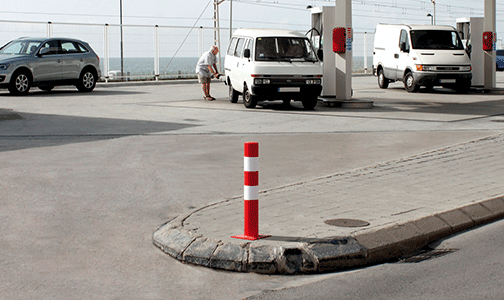 pilona protec vermella instal·lada pilona protec vermella instal·lada