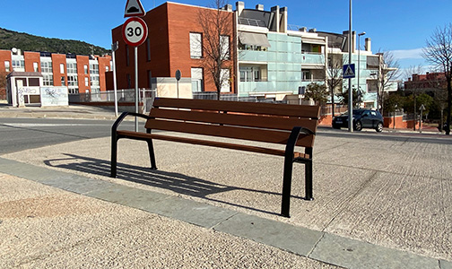 banc de fusta i plàstic