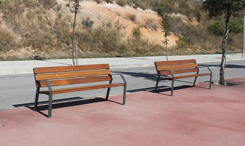 banc urbà de fusta loa