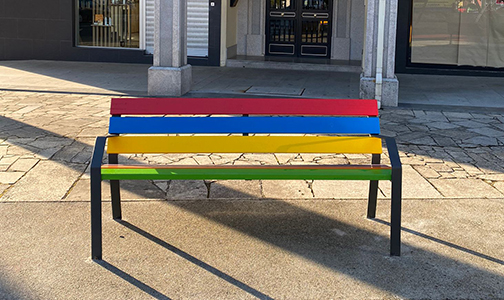 banc urbà de fusta loa lgtbi