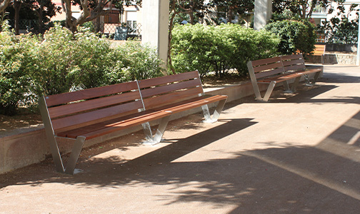 bancs de fusta novela instal·lats